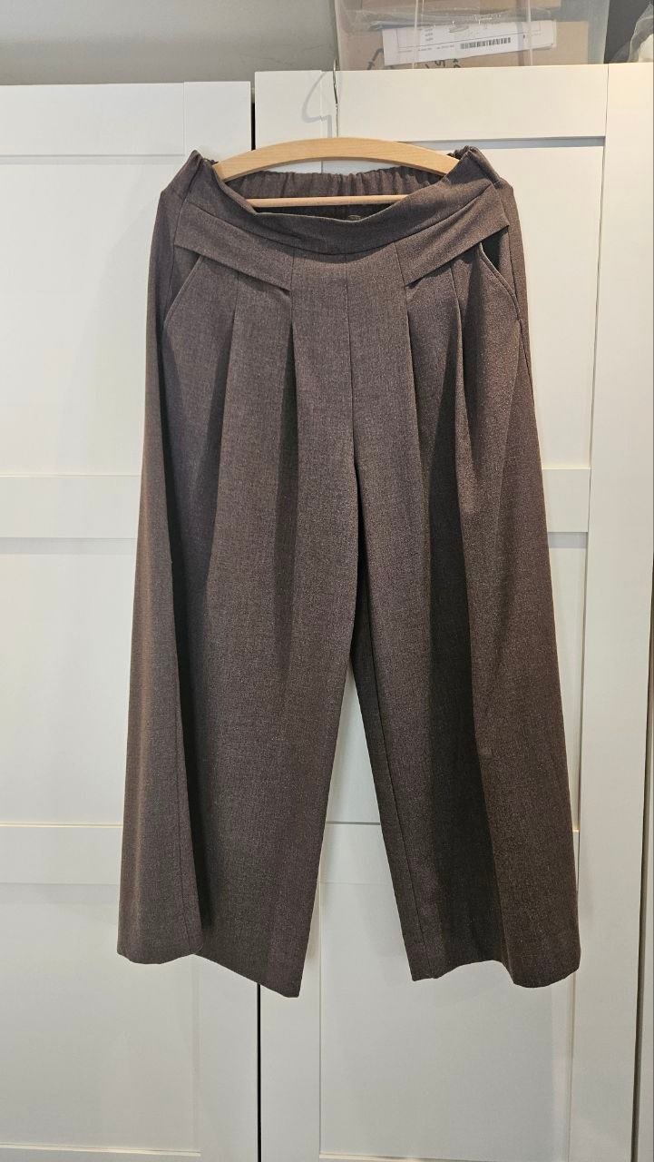 Selbst genähte braune Hose mit weitem Bein und Bundfalten.